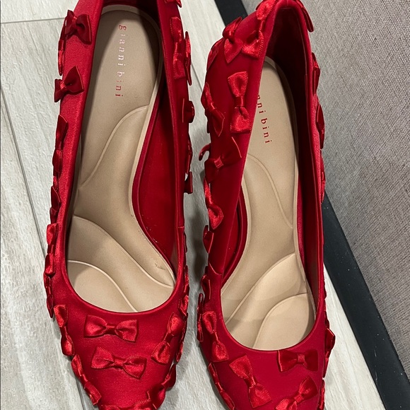 Gianni Bini Red Bow-Detail Heels - Picture 4 of 7